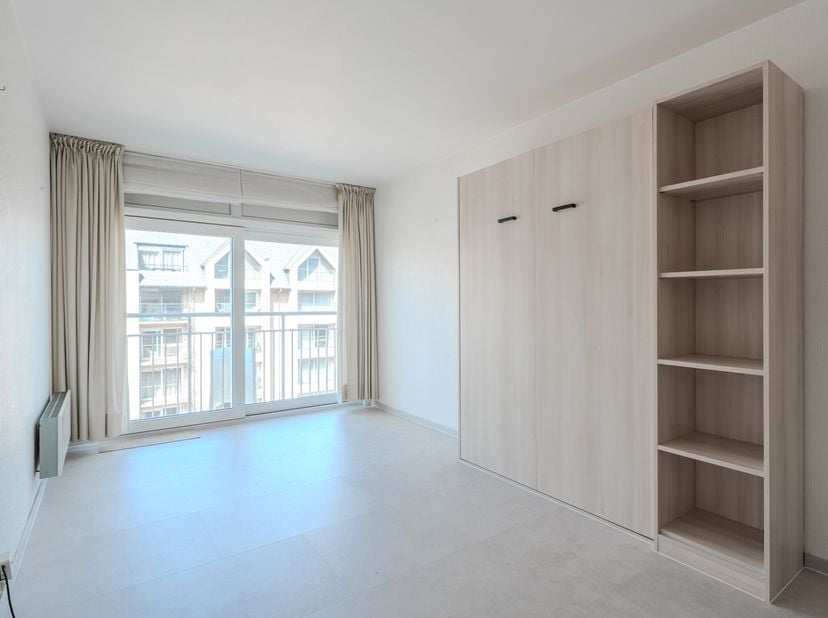 **Half gemeubelde studio met zicht op de Henri Jasparlaan**<br />
Deze aangename studio bevindt zich op de vierde verdieping van Residentie ROYAL en g