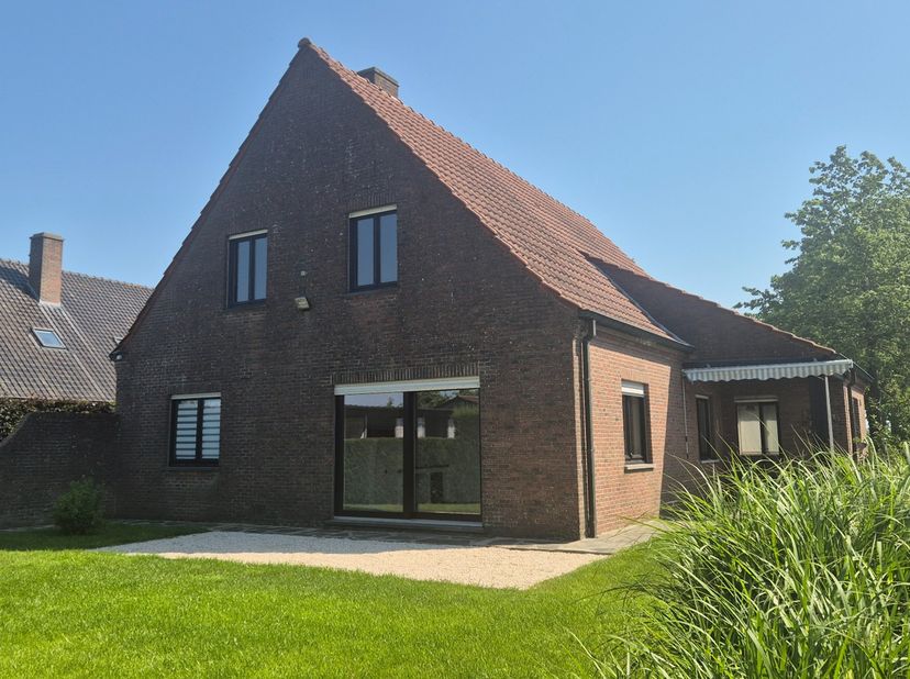 Ingerichte keuken, ruime zonnige woonkamer met schuifraam naar het terras, overdekt terras aan de keuken, bureau, slaapkamer en badkamer op het gelijk