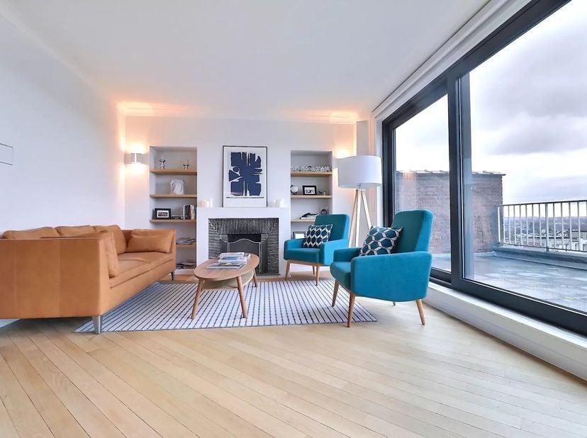 Dit appartement ligt in de wijk Solbosch en bestaat uit een inkomhal met vestiaire en apart toilet, een ruime, lichte woonkamer (+/- 43m2), een eetkam