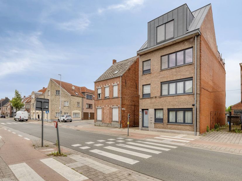 Bent u op zoek naar een instapklaar duplexappartement in Geel dat garant staat voor ruimte, licht en uitstekende bereikbaarheid? Ontdek dan dit lichtr