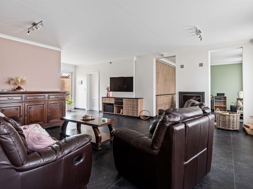 5 slpk woning met magazijn van (ca. 260m²) op ca. 11a 93ca<br />
Deze woning is gelegen op een ruim perceel van circa 11a 93ca en biedt tal van mogeli