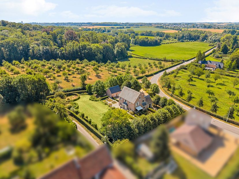 Cette villa pleine de caractère et intemporelle, située sur un terrain exceptionnel de 38a 64ca, bénéficie d'un emplacement unique dans la vallée verd