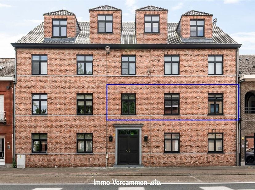 Appartement de 3 chambres étonnamment spacieux, idéalement situé près du centre du village rural de Putte.<br />
Ce bel appartement de 3 chambres est