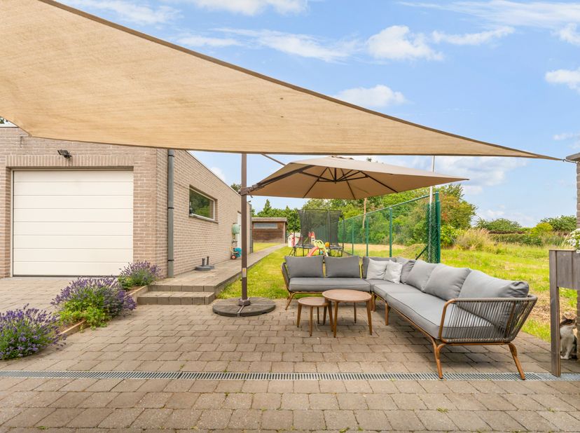 In rustige omgeving te Lauwe vinden we deze open bebouwing!!<br />
De woning is van 2008 en in 2020 werd er een volledige bijbouw geplaatst. De woning