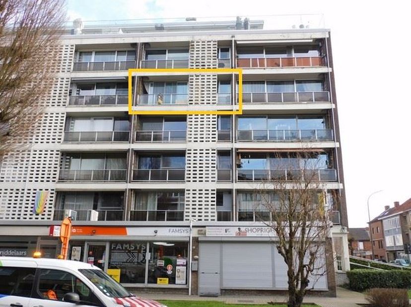 Dit comfortabel appartement is gelegen in de Abelenstraat nummer 7 bus 8, vlakbij zowel het centrum van Hasselt als de autosnelwegen. Het appartement