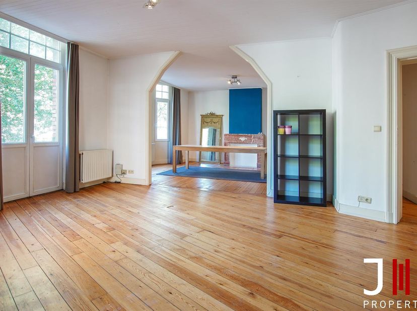Ideaal gelegen in de zeer gegeerde Sint-Katelijnewijk, stelt J&amp;amp;J Properties dit ruime appartement met twee slaapkamers van ± 110 m² (EPB-oppervlak