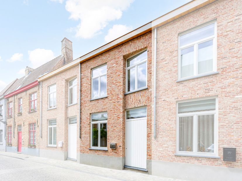 Bent u op zoek naar een stijlvolle en energiezuinige huurwoning op een toplocatie? Deze prachtige nieuwbouwwoning combineert hedendaagse architectuur,