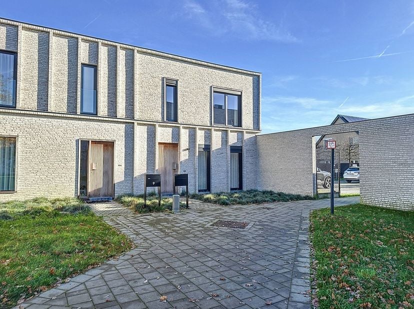 Op dit uniek woonerf in Wondelgem bieden we onze instapklare bemeubelde kijkwoning te koop aan, met aangelegde tuin en terras.<br />
<br />
De woning
