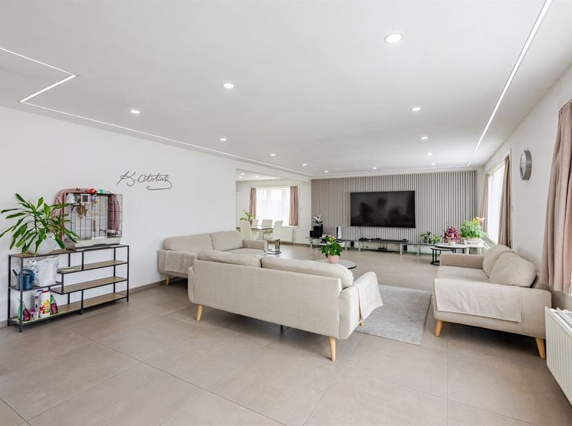 Vous cherchez un bien où combiner votre activité et votre habitation ? Alors cet immeuble commercial polyvalent situé Leopoldstraat à Okegem mérite as