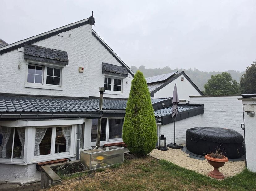 Antoineimmo Nandrin stelt u deze charmante woning met 2 slaapkamers, garage en tuin voor. Gelegen op een perceel van 252 m², biedt deze woning 100 m²