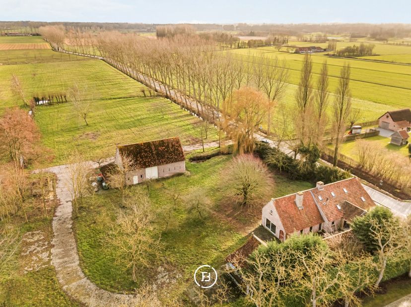 Située dans un environnement exceptionnellement calme et unique, cette maison de maître avec dépendance et vaste grange de 150 m² est proposée avec de