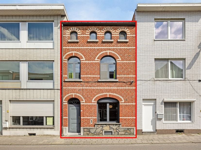 Deze stadswoning is gelegen aan de Leopold II Straat ter hoogte van nr. 106, pal in het centrum van Sint-Truiden.<br />
<br />
Binnenkomen doe je in d