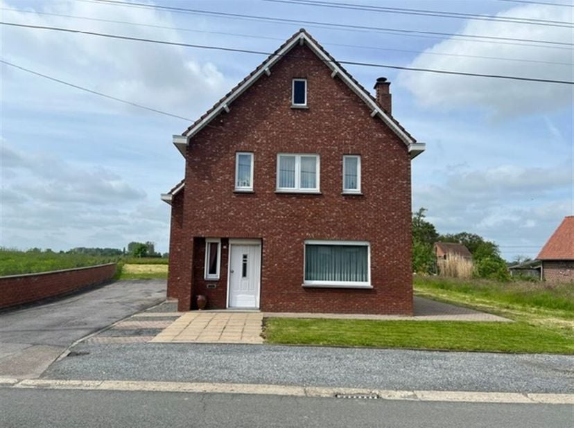 De woning is een open bebouwing en heel goed onderhouden. Zo werden ondermeer de vloer op het gelijkvloers  vernieuwd, de zolder geïsoleerd, de buiten