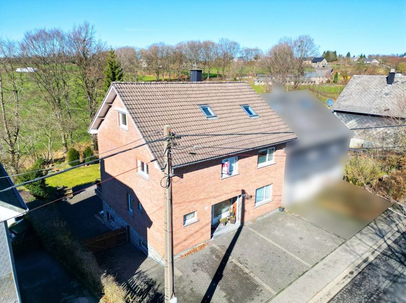 Deze ruime, direct bewoonbare eengezinswoning met een woonoppervlakte van 235 m² ligt in een rustige woonwijk in Nidrum. Het goed onderhouden perceel