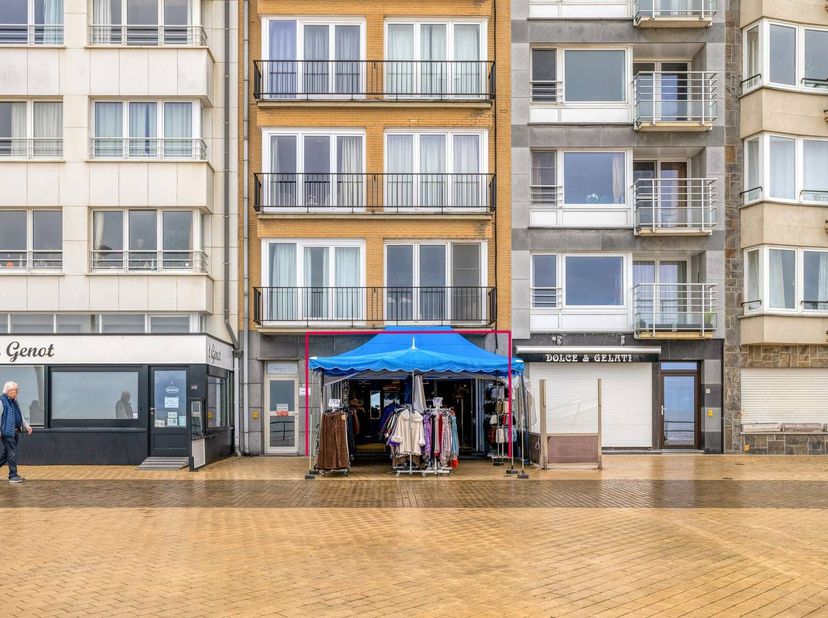Ce bâtiment à vendre combine un local commercial loué au rez-de-chaussée avec un appartement à part entière à l'arrière, tous deux actuellement utilis