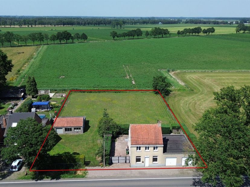 Maison familiale bien entretenue comprenant 3 chambres, un double garage, un atelier et un grand jardin offrant une vue magnifique sur les prairies<br