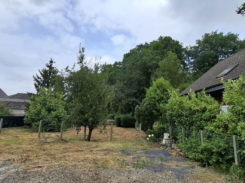 À la recherche de l'emplacement idéal pour construire la maison de vos rêves ? Ce terrain à bâtir destiné à une construction 4 façades, situé dans un