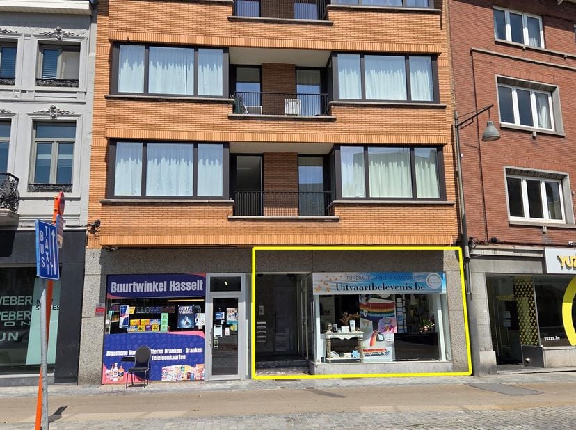 Handelspand / Kantoor op TOP ligging in Hasselt.<br />
<br />
Ligging op de kleine ring, 20 meter van de Koning Albertstraat (DE winkelstraat van Hass