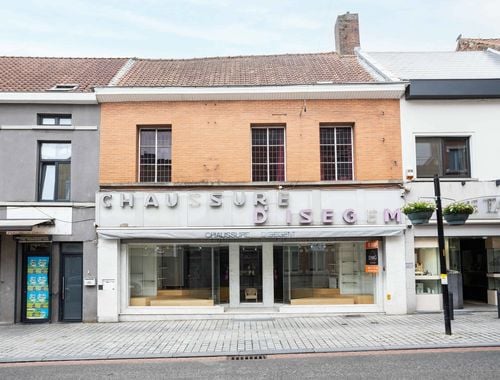                                         Usage mixte à vendre à Renaix, € 210.000
