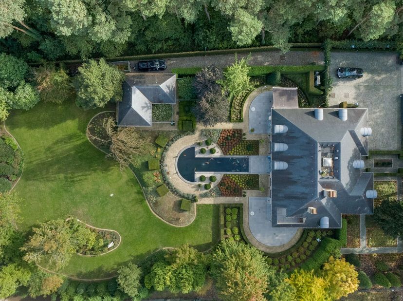 Deze elegante villa combineert een praktische indeling met stijlvolle afwerking en verrassend veel leefruimte. De open leefruimtes stralen gezellighei