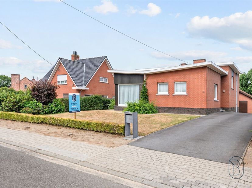 Welkom op ons bezoekmoment! Richtprijs €299.500. <br />
Degelijke karaktervolle woning met grote tuin, onderkelderd, + aparte garage op 817 m²<br />
B