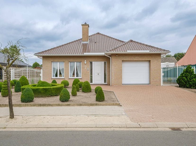 ZEER GOED ONDERHOUDEN WONING -<br />
<br />
Instapklare woning nabij het centrum.<br />
Gelijkvloers: <br />
- Inkomhal;<br />
- Living met open haard