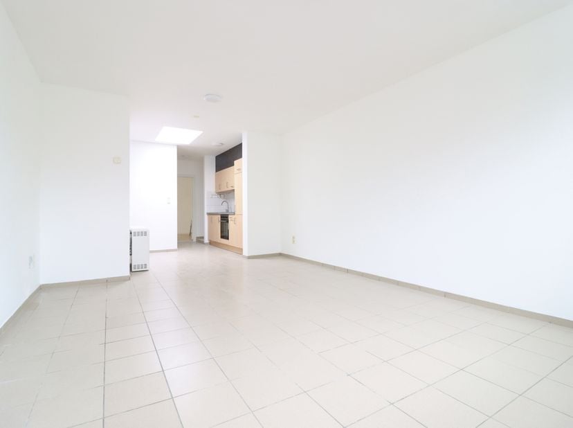 Mooi, volledig gerenoveerd appartement op de begane grond van een gebouw zonder lift. Het bestaat uit een ruime, lichte woonkamer, een ingerichte keuk