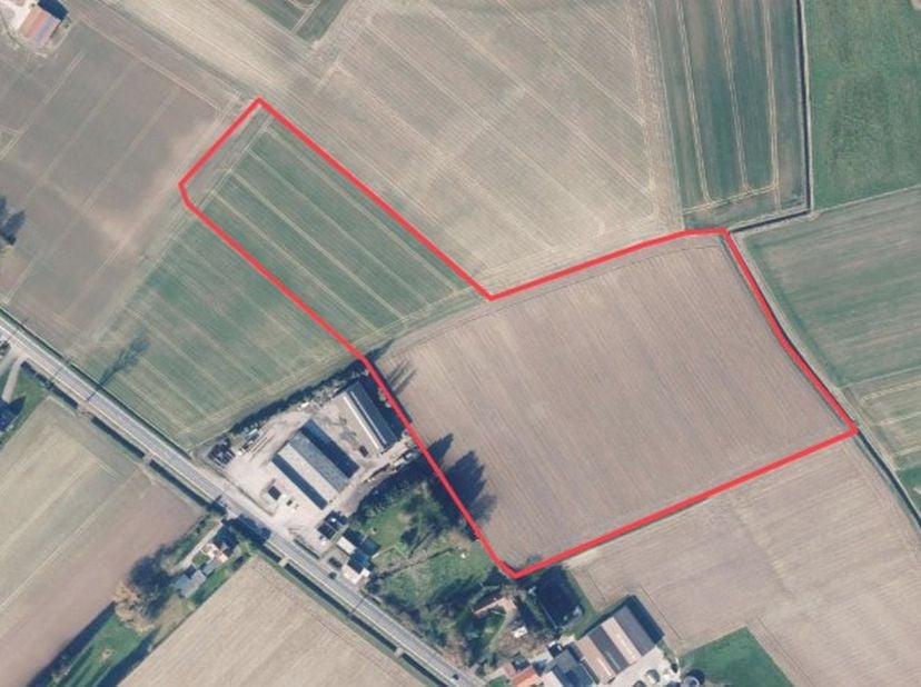 Blok akkerland te koop te Heuvelland (Nieuwkerke)<br />
Oppervlakte : 5 ha 36 are 55 ca<br />
Verpacht, opzegbaar voor eigen gebruik door landbouwer