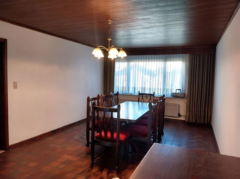 Vraag uw bezoek aan via info@optimusvastgoed.be!<br />
TE HUUR: Ruime rijwoning met 3 slaapkamers in Aarschot!<br />
Deze ruime gesloten bebouwing is