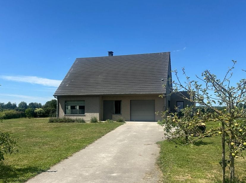 **Ten laatste maandag meer foto's beschikbaar**<br />
Uiterst rustig gelegen tussen de velden, aan Hogevorst 29, stellen wij u graag deze ruime woning