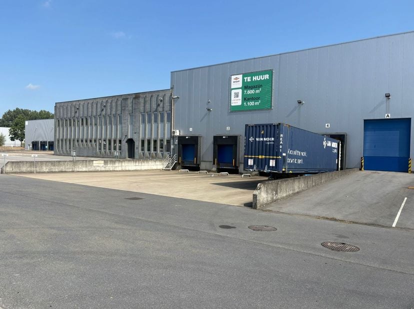 Unit 1 – magazijn van 7.663 m² met 1.151 m² kantoorruimte. De perfecte mix van opslagruimte en administratieve ruimtes.Dit magazijn bestaat uit twee a