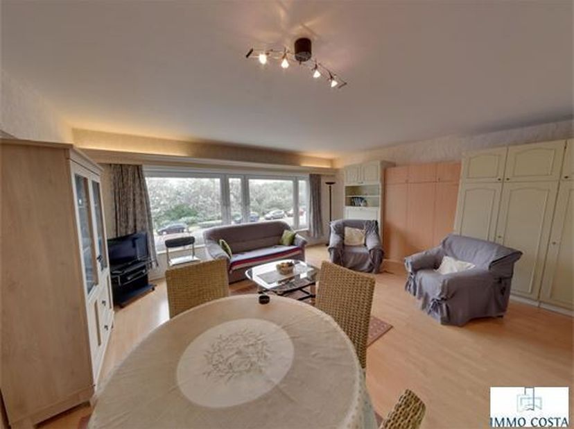 Découvrez ce spacieux studio à vendre au premier étage de la résidence Verona. Profitez du salon ouvert, de la cuisine moderne, du coin entrée/chambre