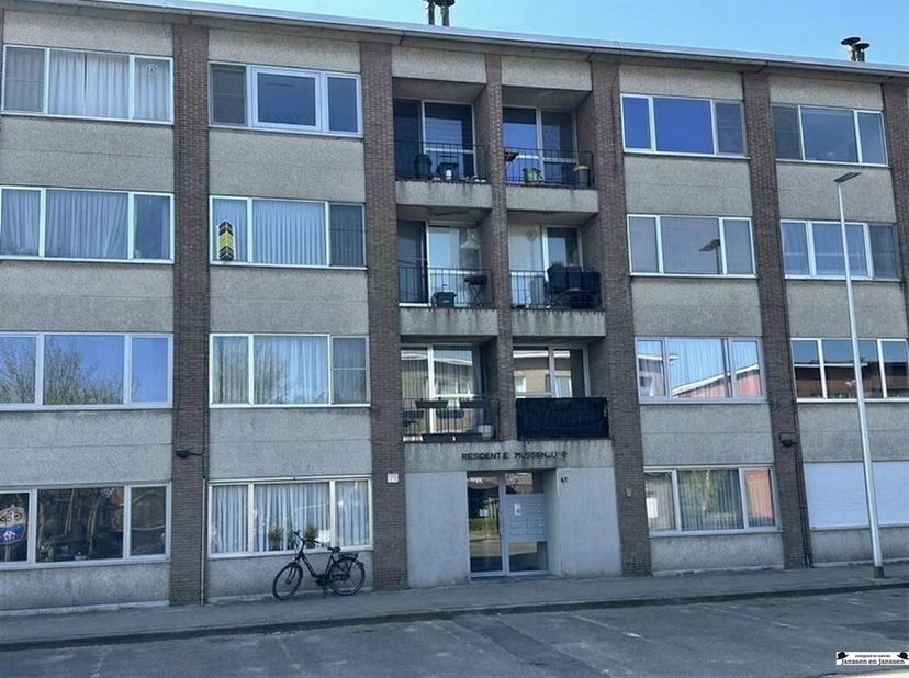 Gelegen in het charmante Edegem vindt u dit instapklare en uitstekend onderhouden appartement, inclusief garagebox. Een ideale combinatie van comfort,
