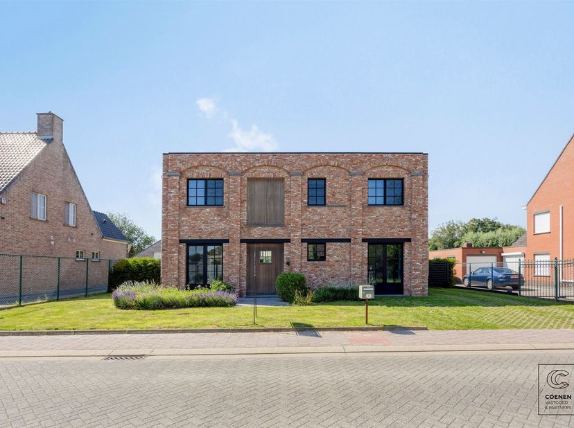 C'est sur un magnifique terrain de 1 614 m² que se trouve cette élégante villa individuelle construite en 2021, d'une surface habitable de pas moins d