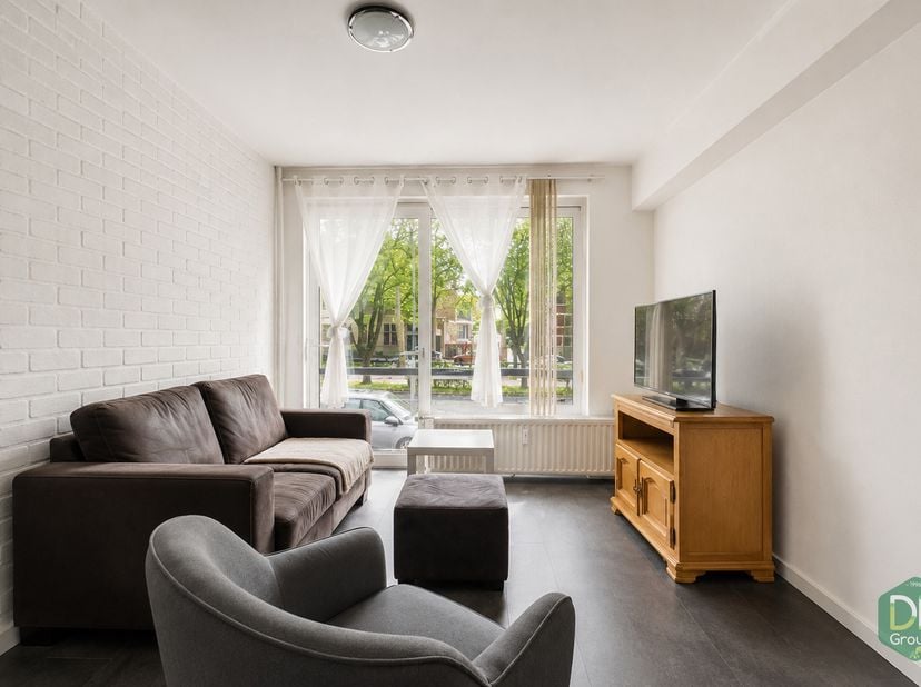 Appartement situé au 2ème étage avec ascenseur, il se compose d'un séjour très lumineux avec belle baie vitrée de +/- 24 m², avec une cuisine ouverte