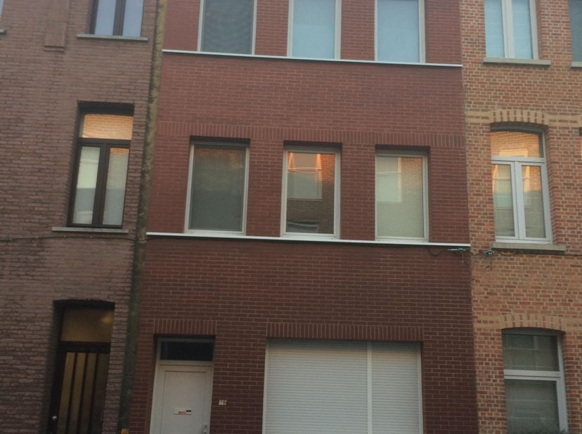 Appartement op het 2 verdiep met een grote slaapkamer en veel lichtinval, het is volledig vernieuwd en voorzien van dubbele beglazing, radiators beteg