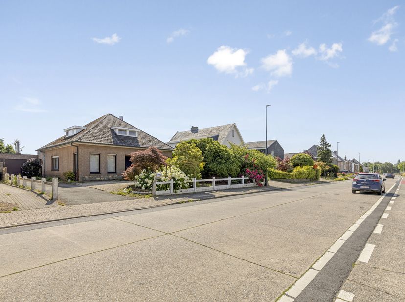 Ben je op zoek naar een ruime open bebouwing met een bruikbaar vloeroppervlak van maar liefst 208 m² en tal van mogelijkheden? Zoek niet verder! Deze