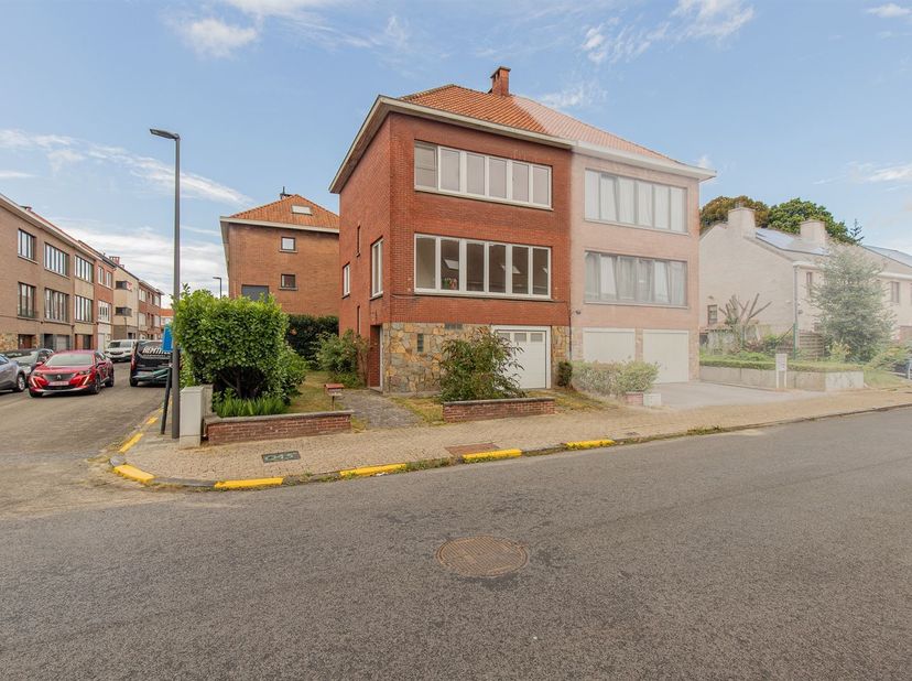 Charmante bel-etagewoning in Strombeek-Bever<br />
<br />
In de Bloemenhof te Strombeek-Bever bevindt zich deze aangename halfopen bebouwing in bel-