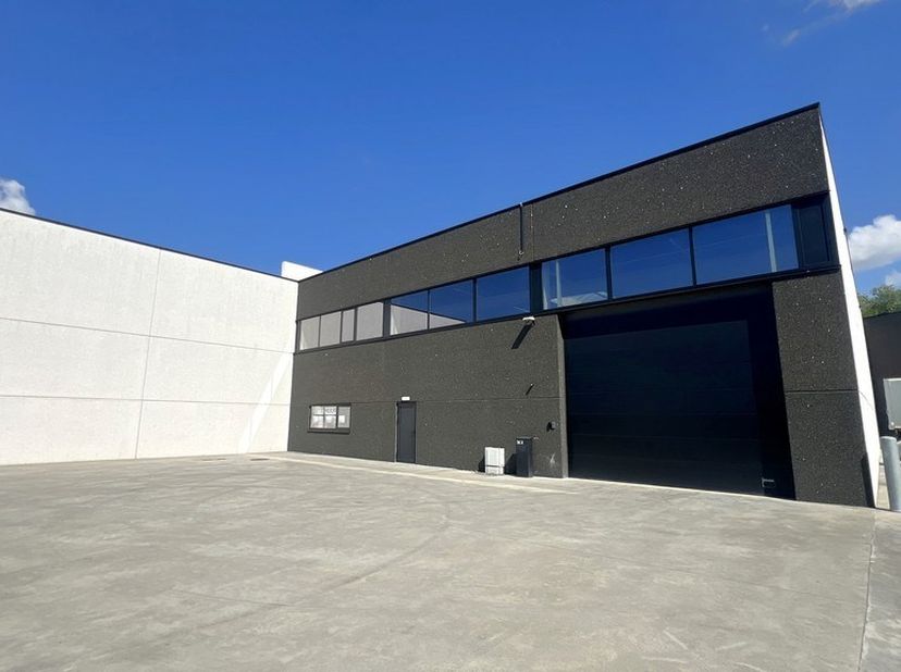 Nouveau entrepôt de 550m² avec 4 places de parking<br />
Emplacement : dans le parc industriel De Nest près de la R4<br />
<br />
Spécifications : str