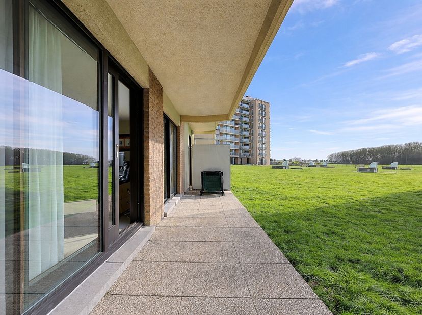 Cet appartement à rafraîchir, avec beaucoup de potentiel, est situé au rez-de-chaussée et bénéficie d'un excellent emplacement à proximité du chenal d
