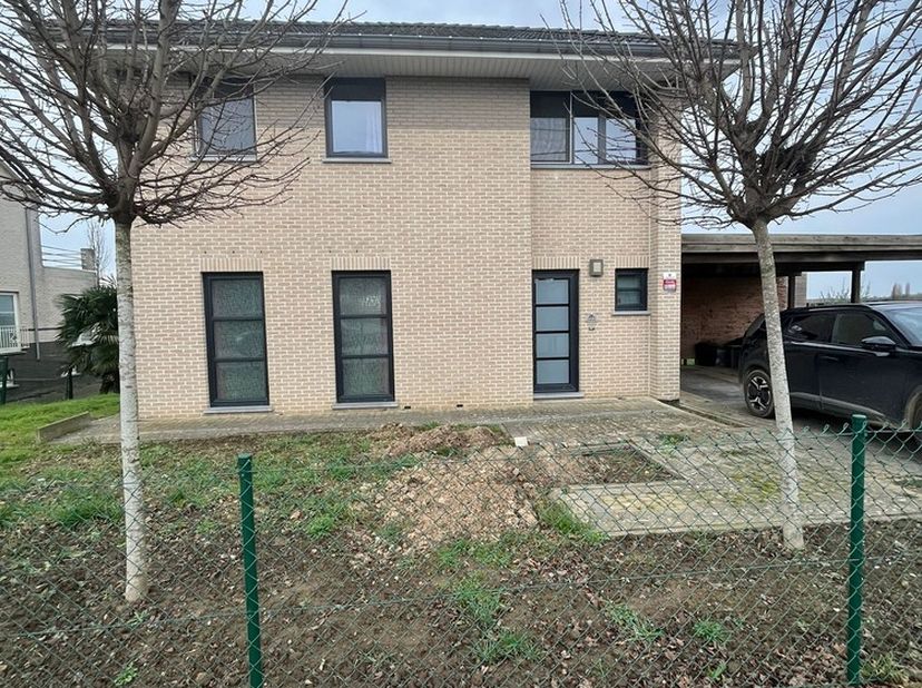 Welkom in Wommersom.<br />
We betreden de woning via de inkomhal en komen zo in de open leefruimte die verbonden is met de keuken. Naast de keuken is