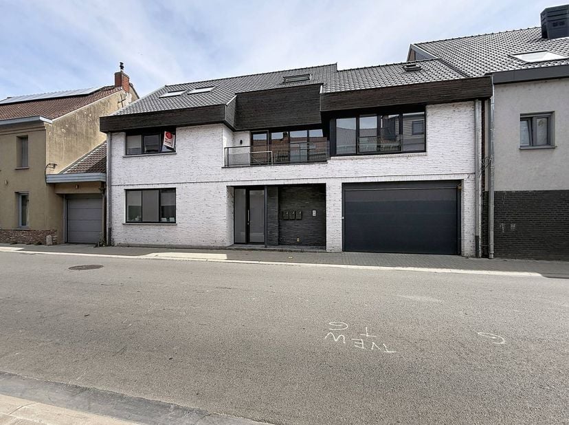Dit ruime twee slaapkamer appartement te huur nabij het centrum van Oudenaarde is een echte aanrader. Dit gezellige duplex appartement werd afgewerkt