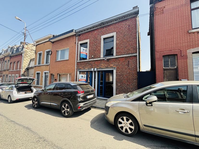 L'agence SKYIMMO, vous propose cette magnifique maison de commerce à vendre à Seraing, dans une rue commerçante au passage intense, découvrez cette op