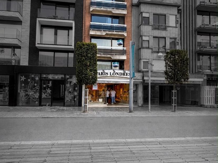 Emplacement commercial de premier choix pour cet immeuble polyvalent, composé d'un local commercial au rez-de-chaussée et d'un spacieux appartement du