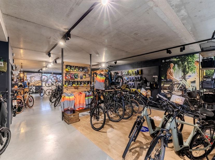 Recente Handelsgelijkvloers (163 m²) met veel mogelijkheden in centrum Tielen<br />
<br />
Het pand wordt verkocht omwille van verhuis. De fietsenwi