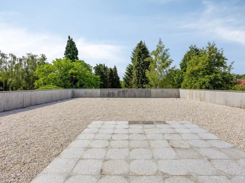 INSTAPKLAAR APPARTEMENT MET 2 SLPK'S  VAN 112M²  MET 2 SLPK'S  EN RUIM TERRAS IN KERMT (HASSELT)<br />
Ontdek dit unieke appartement op een centrale l