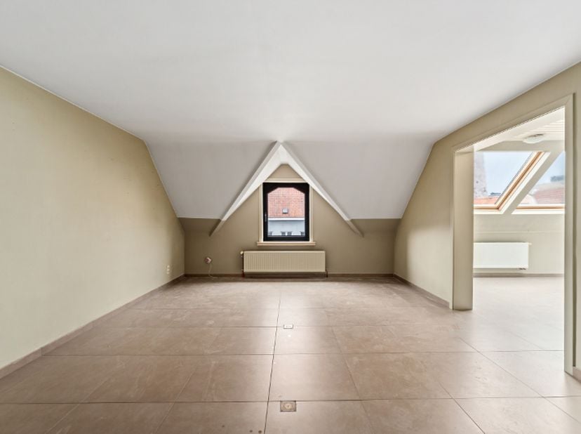 Naast de Grote Markt vinden we dit instapklaar appartement met 1 slaapkamers terug. Het appartement maakt deel uit van een kleine residentie en is vol