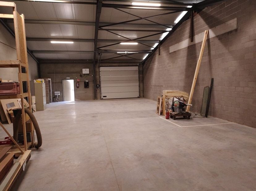 Adres: Halleboomstraat 2 3020Herent (tegenover REMY toren)<br />
Geïsoleerde loods uitsluitend voor opslag wordt verhuurd vanaf 1 augustus 2026. De hu