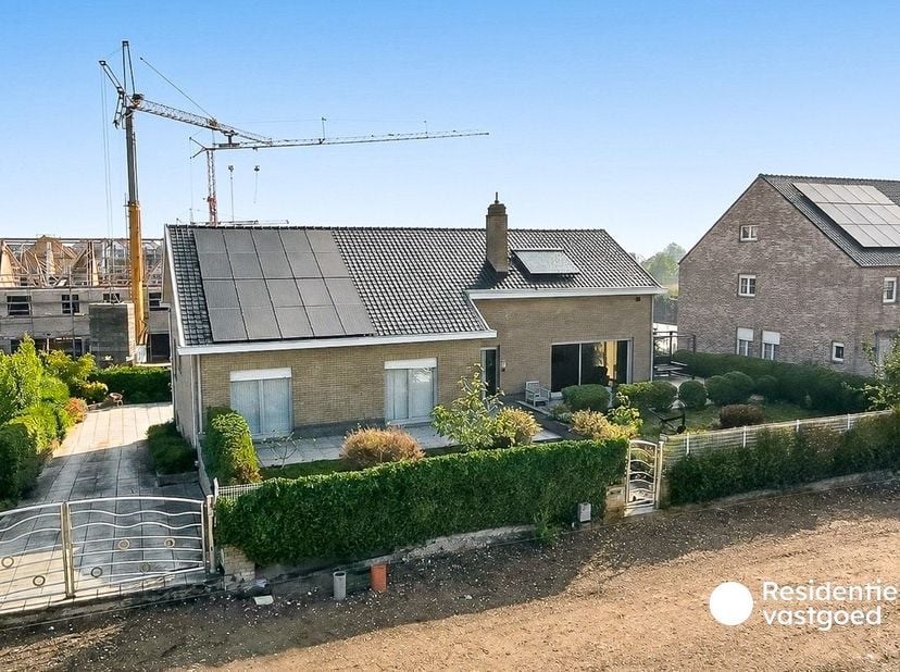 Op amper 350 meter van het strand bevindt zich deze bijzonder ruime villa op een royaal perceel. De woning valt op door haar uitzonderlijk ruime leefr