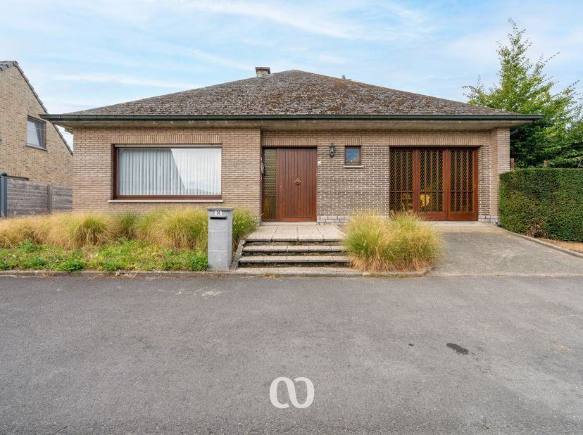 Lichtrijk wonen in alle rust? Deze aangename bungalow is gelegen in een rustige, doodlopende straat te Nederename en biedt een praktische indeling, dr